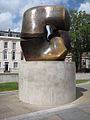 Mengunci Bagian - Henry Moore - geograph.org.inggris - 1300464.jpg