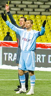 Lorik Cana, prenant un carton jaune avec l'Olympique de Marseille, en 2008.