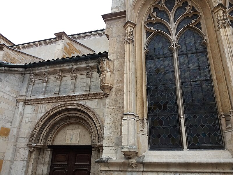 File:Lyon 5e - Église Saint-Paul, vestige du porche qui la reliait à l'église Saint Laurent (1).jpg