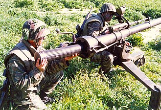105 mm M40 granatgevär som laddas.