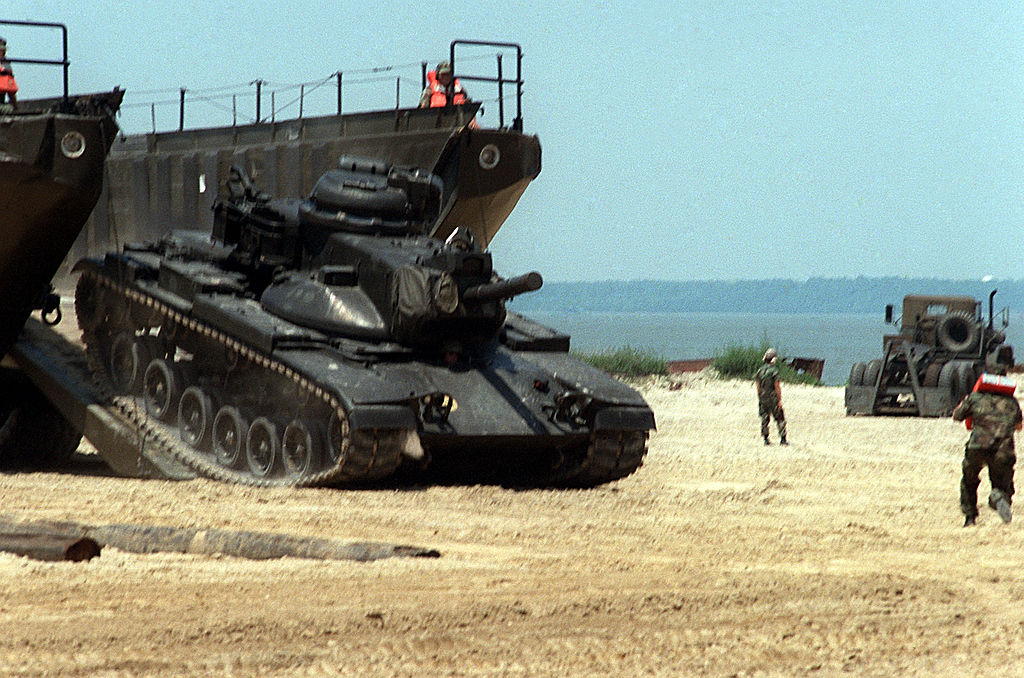 عائلة الدبابه M60 الامريكيه العريقه  1024px-M60A2-drives-off-LARC-60-198510513-2