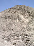 Odkryté jadro pyramídy z nepálených tehál (začiatok 21. storočia)