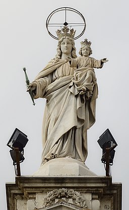 Madonnan och Barnet. Staty på fasaden.