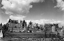 Ruins of the castle after the Second World War. Most of the brick outer walls remained intact Malbork castle after IIWW.jpg