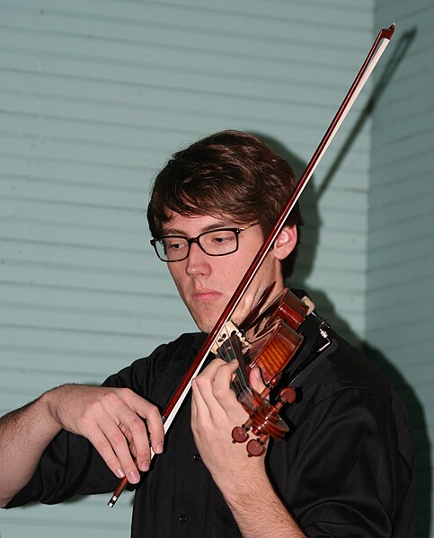 File:Man playing violin at Vesterheim 20111203.jpg