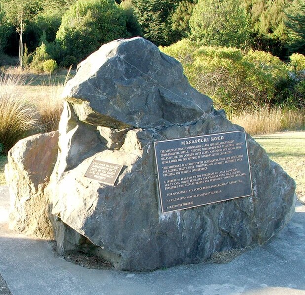 File:Manapourimonument.jpg