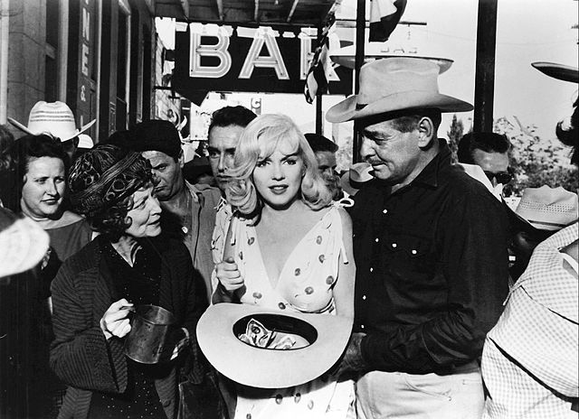 Marilyn Monroe (center), Clark Gable (right), filming in 1961 for The Misfits