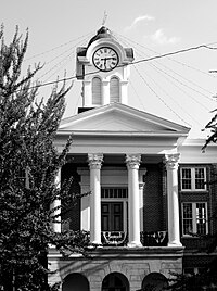 Marshall county mississippi courthouse 2007.jpg