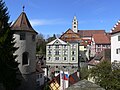 Blick zur Pfarrkirche, links im Vordergrund ein Turm der Burg Meersburg