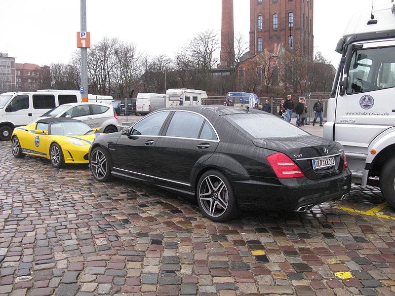 File:Mercedes-Benz S63 AMG+Tesla Roadster (5477269903).jpg