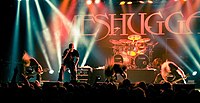 Meshuggah esiintymässä Australian Melbournessa vuonna 2008. Yhtye vasemmalta oikealle: Fredrik Thordendal, Jens Kidman, Mårten Hagström, Tomas Haake (rummuissa), Dick Lövgren