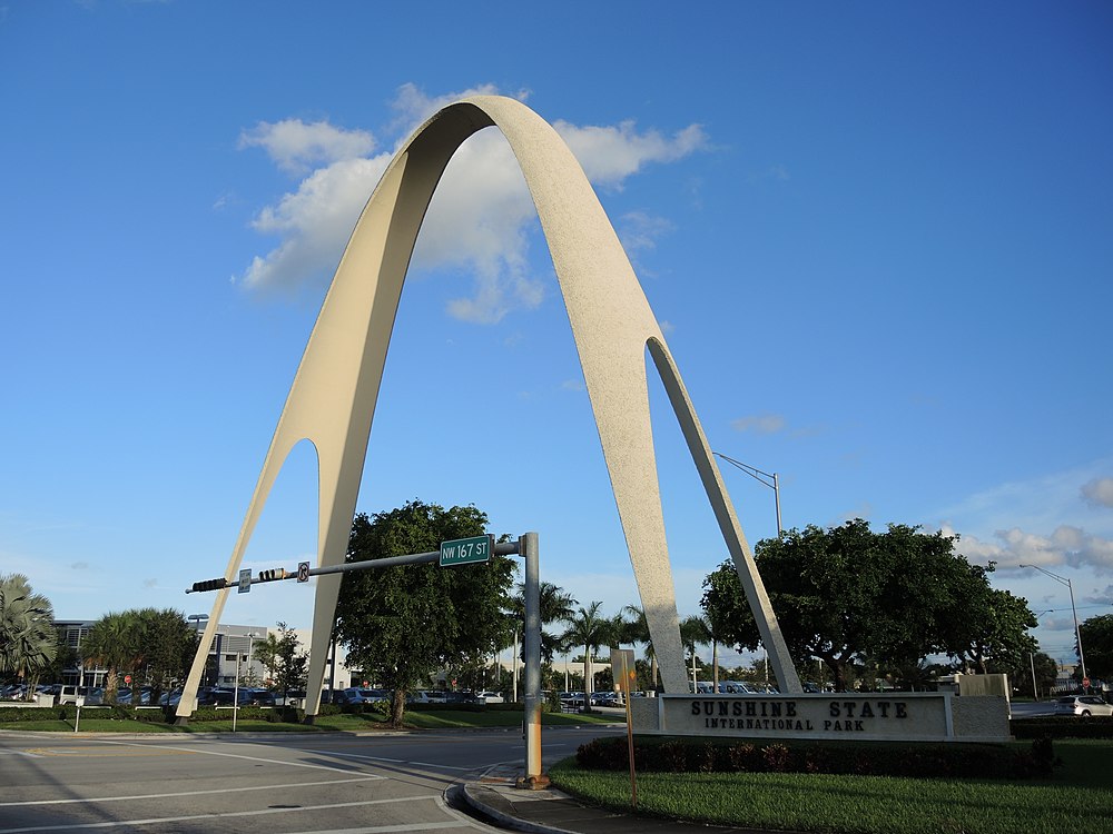 The population density of Miami Gardens in Florida is 2175.98 people per square kilometer (5634.44 / sq mi)
