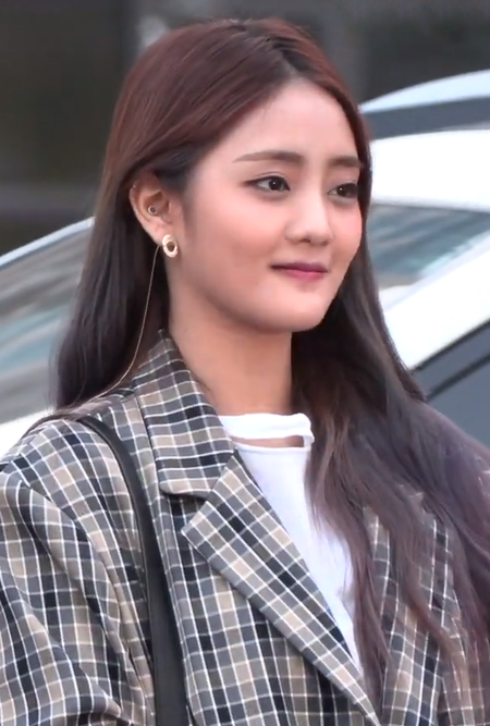 Tập_tin:Minnie_at_Music_Bank_on_March_7,2019.png