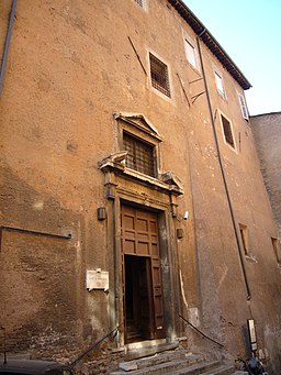 Kyrkans portal vid Via in Selci.