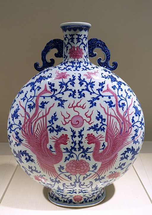 Moon flask with paired phoenixes, China, Jingdezhen kiln, Qing dynasty, Qianlong period, 1736-1795 AD, underglaze blue and overglaze pink enamel - Matsuoka Museum of Art - Tokyo, Japan - DSC07358