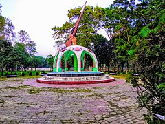 মুক্ত ভাংলা ভাস্কর্য, যা ইবির প্রধান ফটক দিয়ে প্রবেশ করে হাতের ডানপাশে অবস্থিত