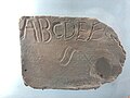 Rimska opeka sa prstom upisanim prvim slovima abecedet