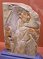 Frammento di un rilievo raffigurante Mut, del periodo tolemaico. Rosicrucian Egyptian Museum, san Jose.