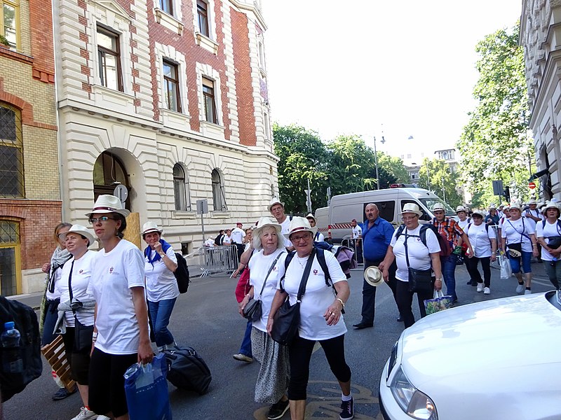 File:NEK 974 pilgrims-white-hats.jpg