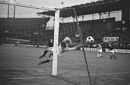 Nederland tegen Schotland 0-0. Keeper Clark stopt schot van Van der Kuylen, Bestanddeelnr 921-4038.jpg