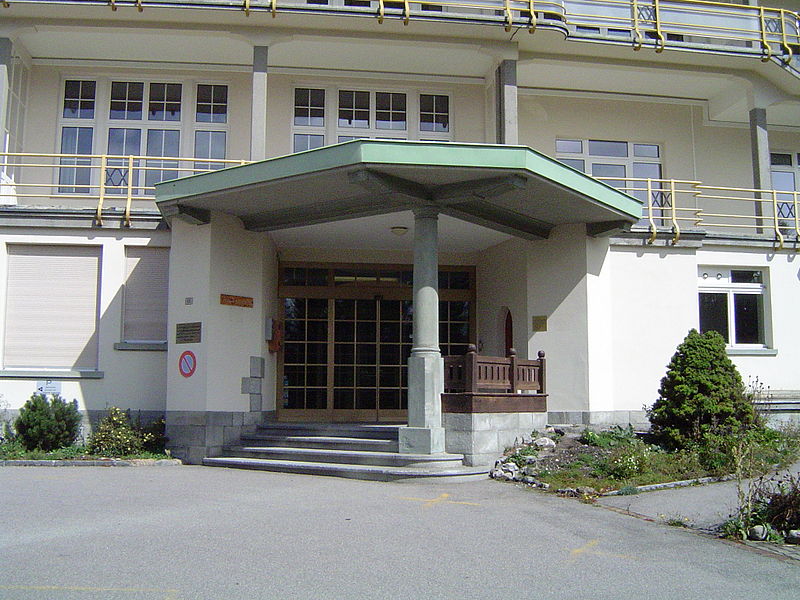 File:Nederlandsch Sanatorium Davos 009 hoofdingang.JPG