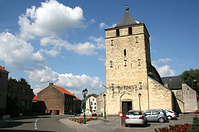 Vue frontale de l'église Saint-Sulpice située à Neerheylissem.