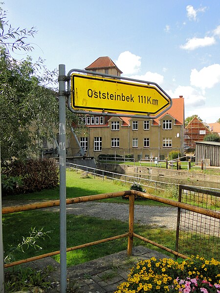 File:Neustadt-Glewe Wegweiser Partnergemeinde Oststeinbek 2012-09-12 055.JPG