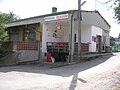 Café en buurtsupermarkt in Nezabudice