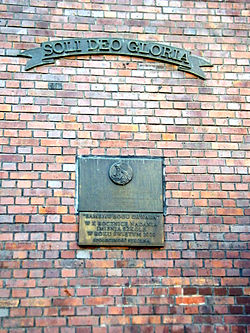 OPOLE szkoła ul Kościuszki 14, tablica pamiątkowa w ścianie. sienio.jpg