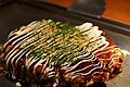 Japon okonomiyaki, çeşitli malzemeler içeren tuzlu gözleme