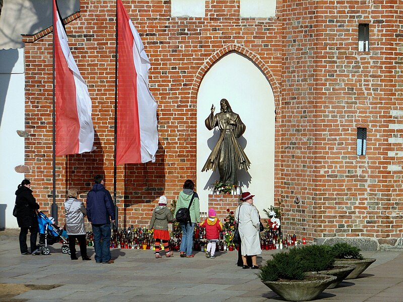 File:Oliwa Cathedral after president's plane crash 2010 - 1.jpg