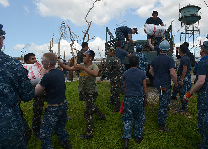 File:Operation Damayan 131118-N-CG241-263.jpg