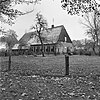 Boerderij in ambachtelijk-traditionele stijl met bestraat erf