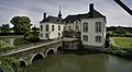 Overzicht van het kasteel met zicht op de voorgevel, het voorhof en de toegangsbrug met bogen over de gracht - Itteren - 20407205 - RCE.jpg