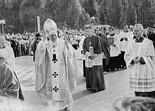 John Paul's first papal trip to Poland in June 1979 Papiez Jan Pawel II i kardynal Stefan kardynal Wyszynski w drodze na plac Zwyciestwa w dniu 2 czerwca 1979.jpg