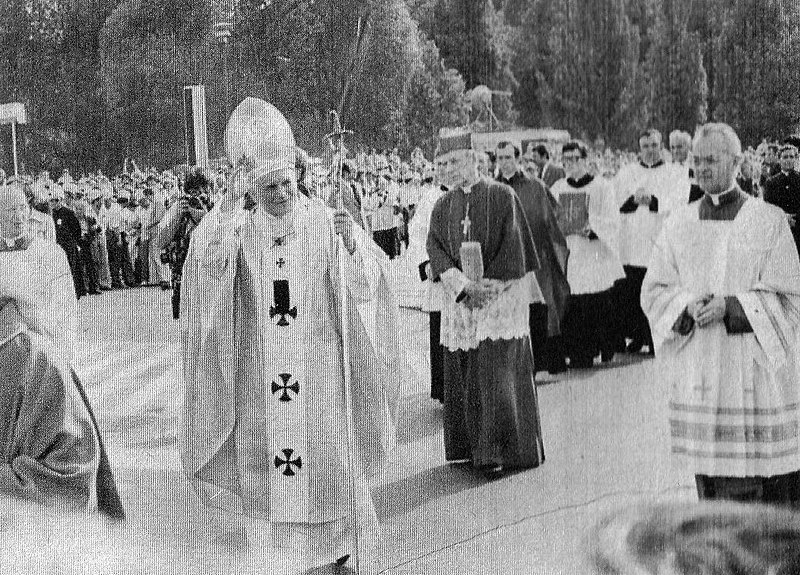 File:Papież Jan Paweł II i kardynał Stefan kardynał Wyszyński w drodze na plac Zwycięstwa w dniu 2 czerwca 1979.jpg