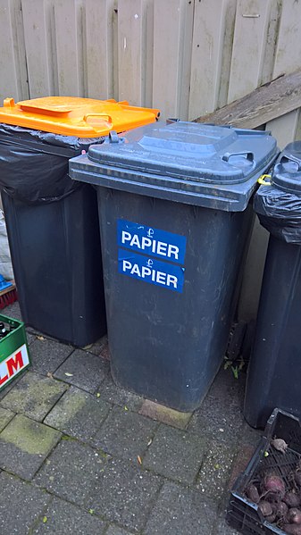 File:Pekelder paper recycling container.jpg