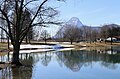 Kieferer See, im Hintergrund der Pendling