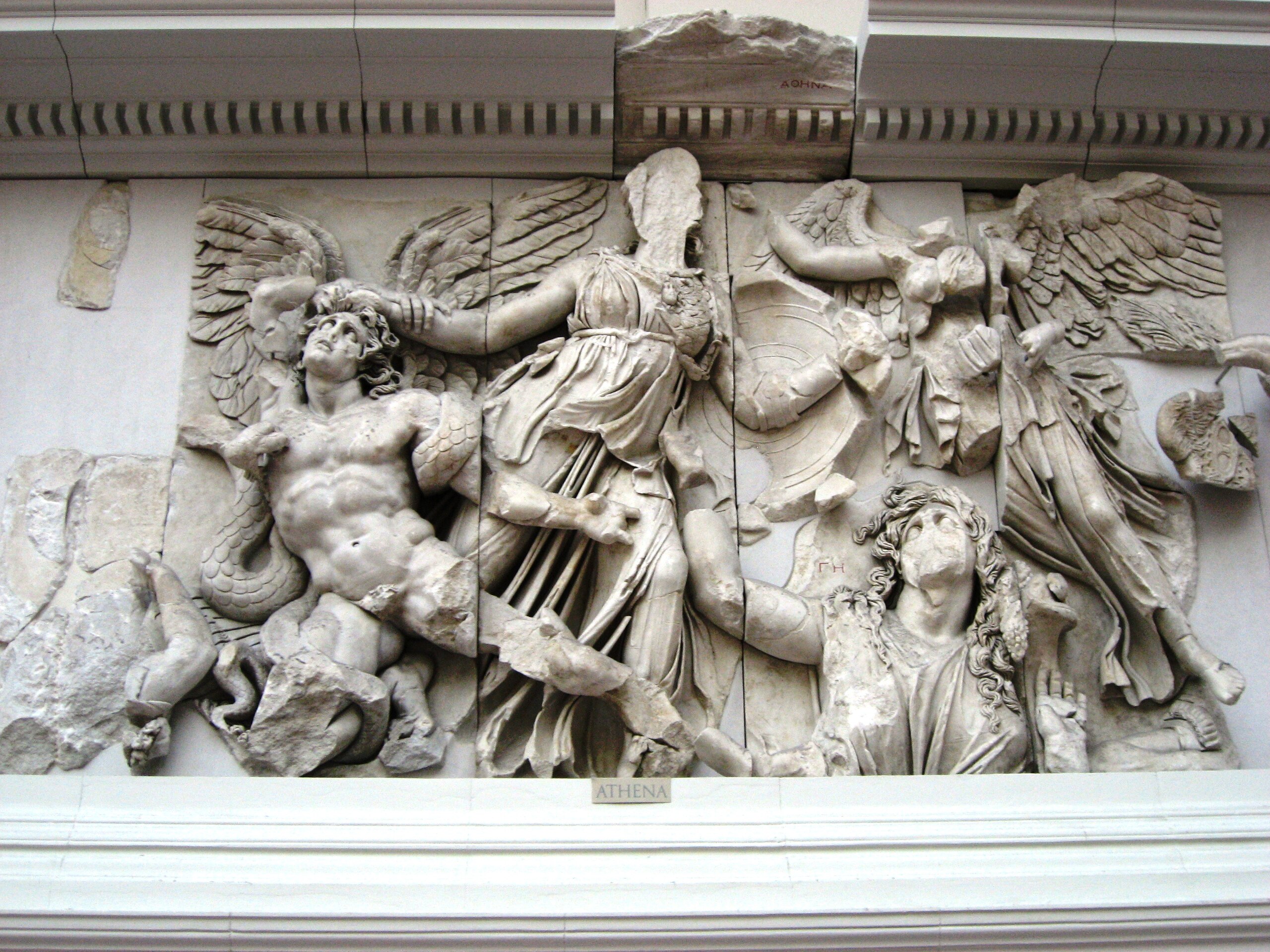 File:Pergamonmuseum - Antikensammlung - Pergamonaltar 13.jpg - Wikimedia  Commons