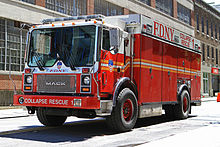 Feuerwehr New York City fire fighters Löschfahrzeug Löschzug rot Chrom  Sirene Manhattan Downtown 9/11 Brand Einsatz Avenue Straße glänzend heulen  Rettung Schlauch Weitwinkel City Big Apple Kameraden Stock Photo