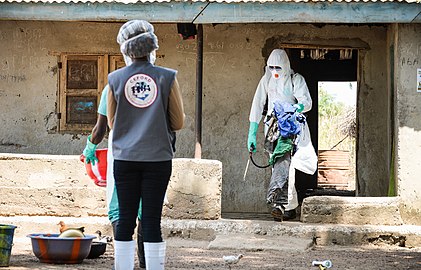 Ebolan tartuttamien esineiden poistamista Port Lokon piirikunnassa Sierra Leonessa huhtikuussa 2015.