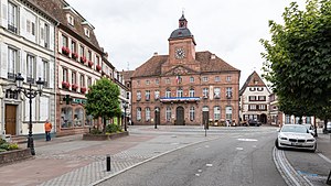 Place de la Republique avec l,Hôtel de la ville et le Restaurant du Cygne, Wissembourg (Alsace, France).jpg