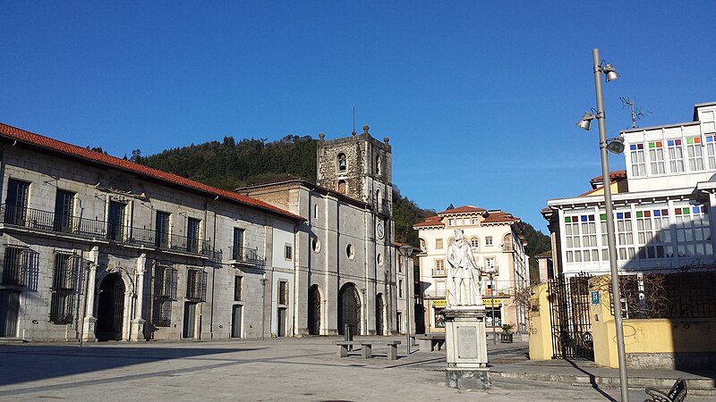 File:Plaza Sabino Moutas de Pravia.jpg