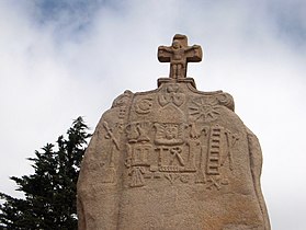 Menhir de Saint-Uzec à Pleumeur-Bodou (Côtes-d'Armor, France, christianisé.
