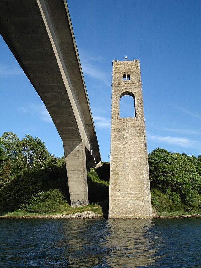 Vue de la rivière du Blavet, à droite, le tablier du nouveau pont ; à gauche l'une des deux piles conservées, surmontée par un bonhomme qui lui a donné son nom