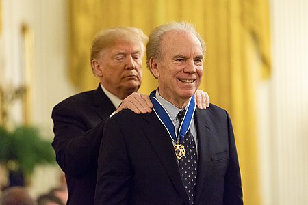 Tập_tin:President_Donald_J._Trump_Presents_Medal_of_Freedom_to_Roger_Staubach_-_45863434232.jpg