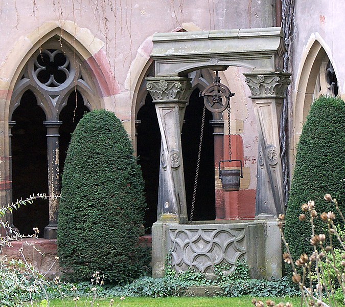 File:Puits, cloître du Musée Unterlinden - Colmar.jpg