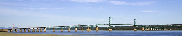 Pont de l'île d'Orléans vu des battures entre Québec et la chute Montmorency