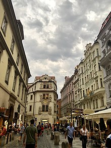 Malá Strana. una de las calles principales que cuenta con una gran variedad de restaurantes