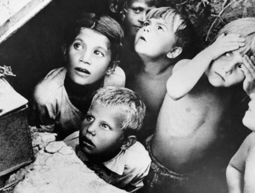 Sovjet-kinderen tijdens een luchtaanval in de eerste oorlogsdagen (24 juni 1941) nabij Minsk